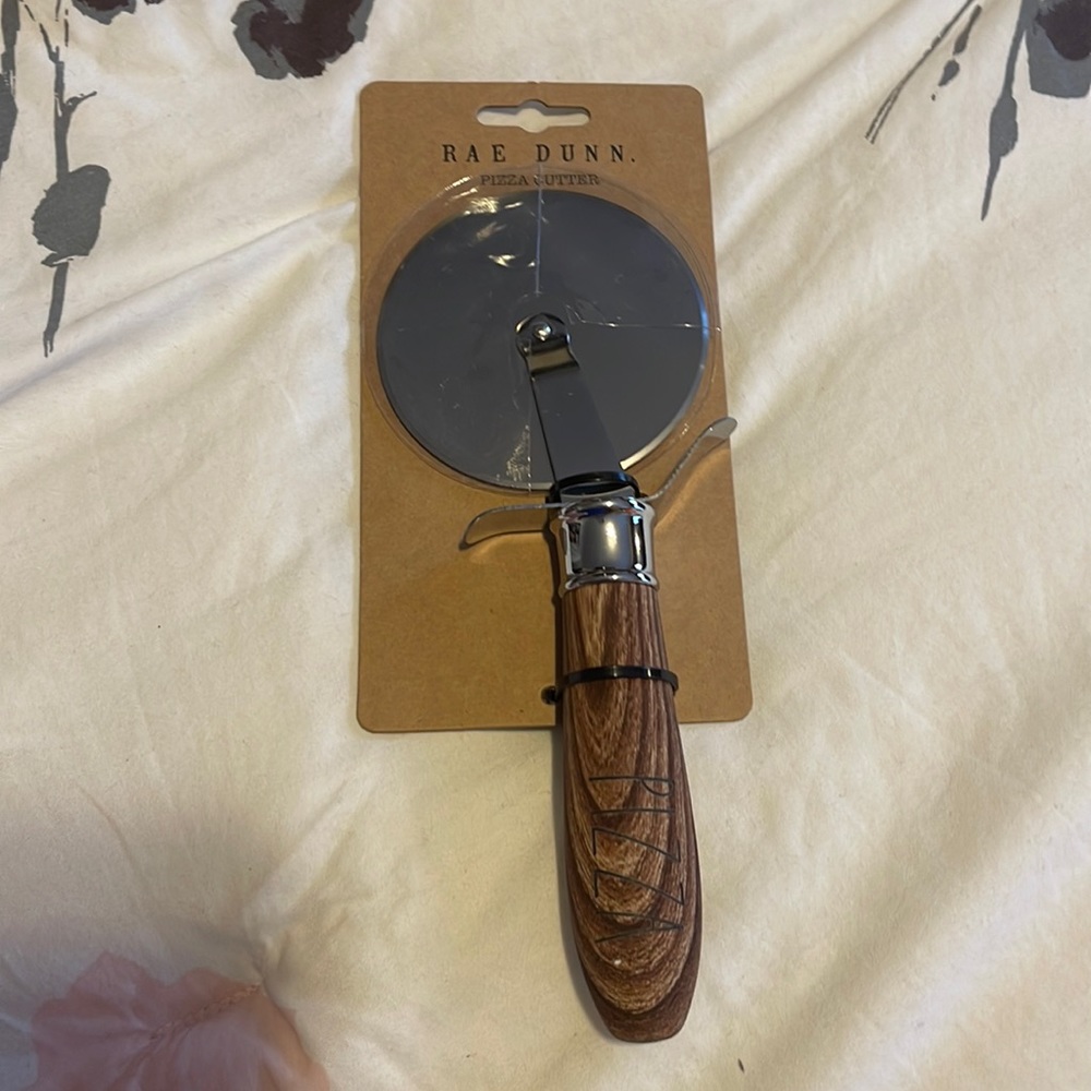 RAE DUNN PIZZA CUTTER
